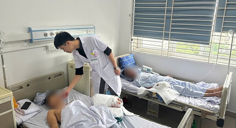ha noi nguoi dan ong bi thang may nghien nat ban tay thumb