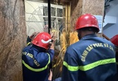 Ho Chi Minh City: 6 fire prevention and rescue officers rescued people trapped in an elevator. Ho Chi Minh City: 6 fire prevention and rescue officers rescued people trapped in an elevator.