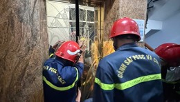 Ho Chi Minh City: 6 fire prevention and rescue officers rescued people trapped in an elevator.