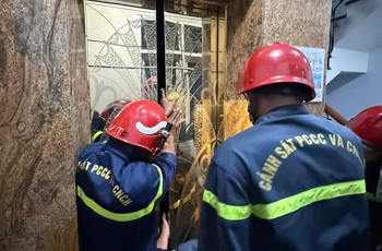 TP HCM: 6 cán bộ PCCC giải cứu người mắc kẹt thang máy TP HCM: 6 cán bộ PCCC giải cứu người mắc kẹt thang máy